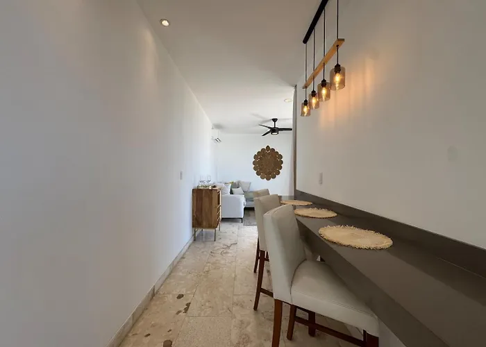Perfect For Couples, Comfy Bed, Pool & Gym! *
