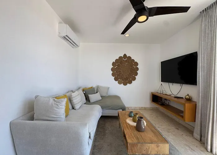 Perfect For Couples, Comfy Bed, Pool & Gym! Casa vacanze *