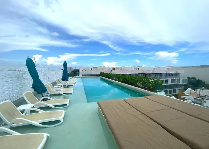 Perfect For Couples, Comfy Bed, Pool & Gym!