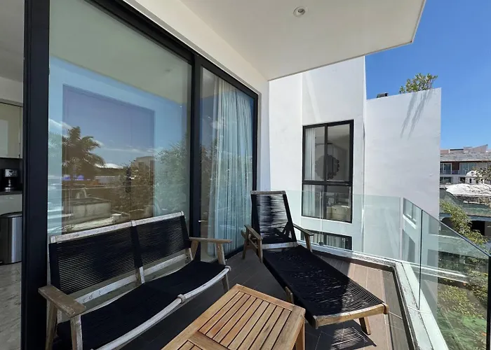 Perfect For Couples, Comfy Bed, Pool & Gym! *
