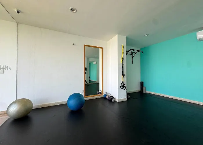 Perfect For Couples, Comfy Bed, Pool & Gym! *