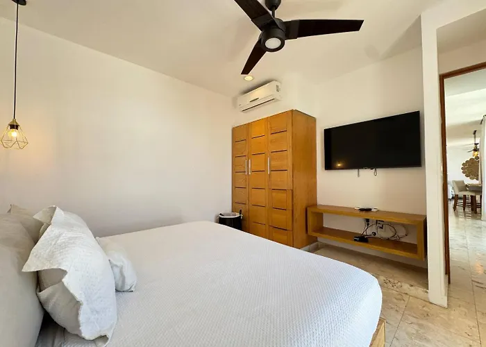 Perfect For Couples, Comfy Bed, Pool & Gym!