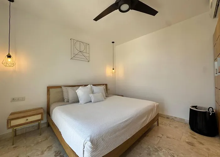 Perfect For Couples, Comfy Bed, Pool & Gym! *