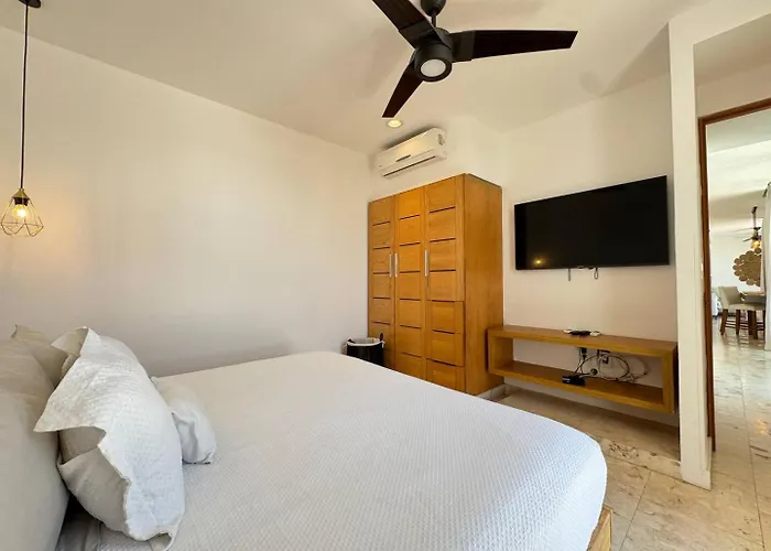Perfect For Couples, Comfy Bed, Pool & Gym!