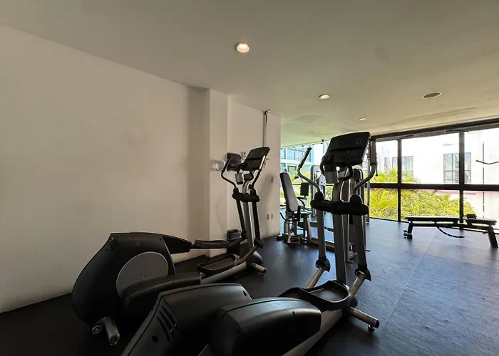 Perfect For Couples, Comfy Bed, Pool & Gym!