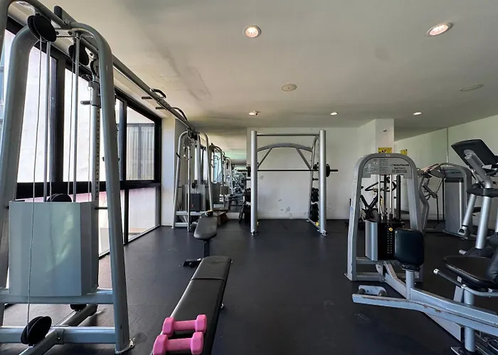 Perfect For Couples, Comfy Bed, Pool & Gym!