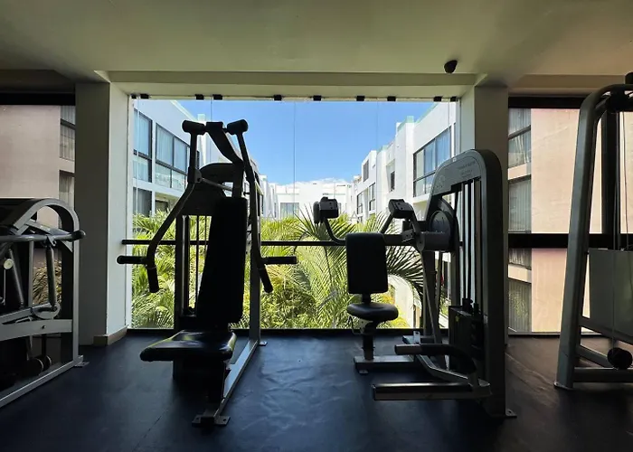 Perfect For Couples, Comfy Bed, Pool & Gym! *